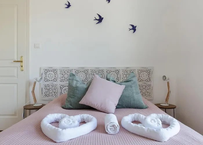 Travel Homes - The Nils, Cosy & Cute With Parking
